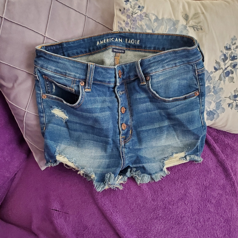 Medium wash, distressed short shorts